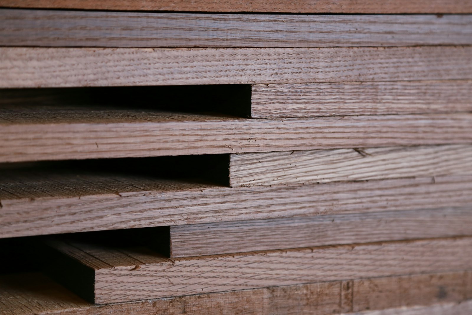 veneer grain, raking light
